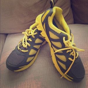 Women’s tennis shoes